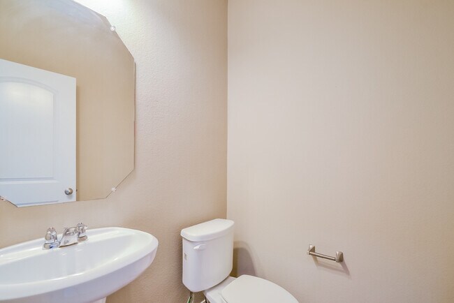 Building Photo - Spacious 4-Bedroom Home in Little Elm