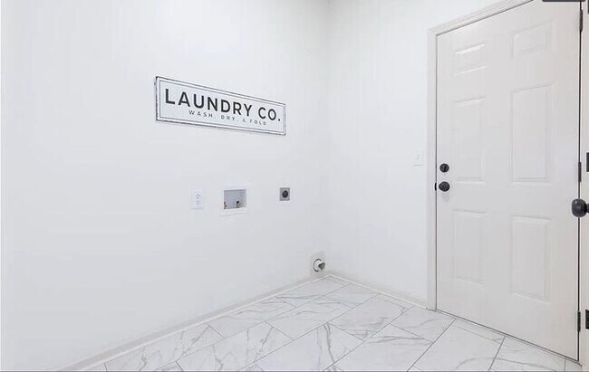 Building Photo - Spacious and Elegant 4 BR 3.5 BA Home in Olathe!