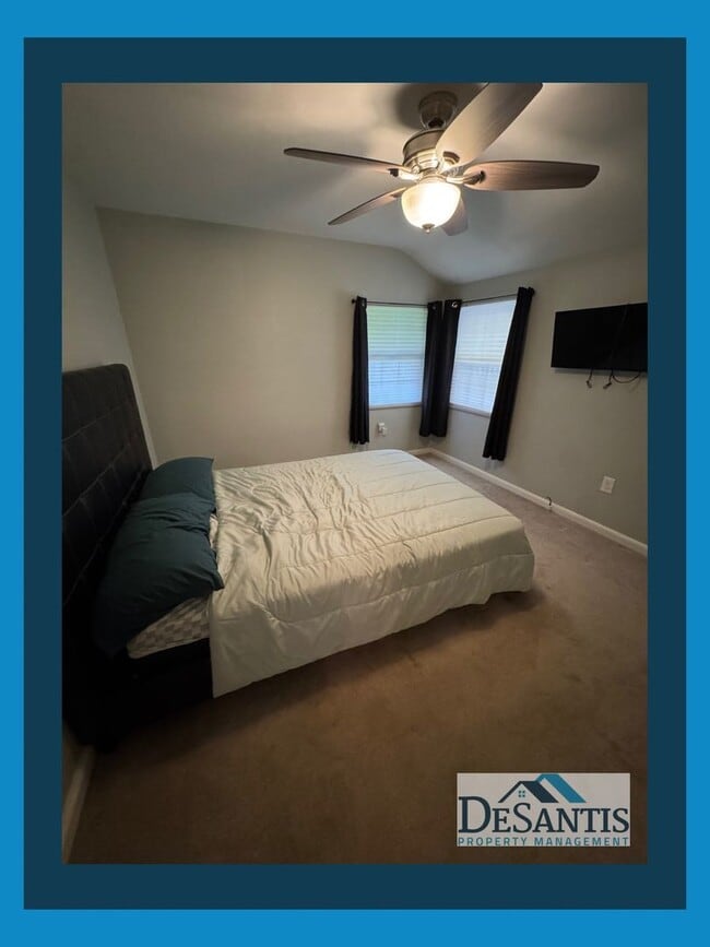Building Photo - Charming 2-Bedroom Home with Private Backy...