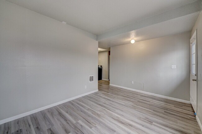 Building Photo - 1 Bedroom/1 Bathroom Available Now!