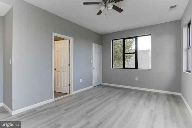 Building Photo - 400 S Highland Ave