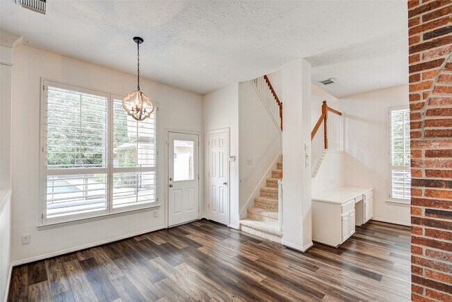 Building Photo - 203 Hazelcrest Dr