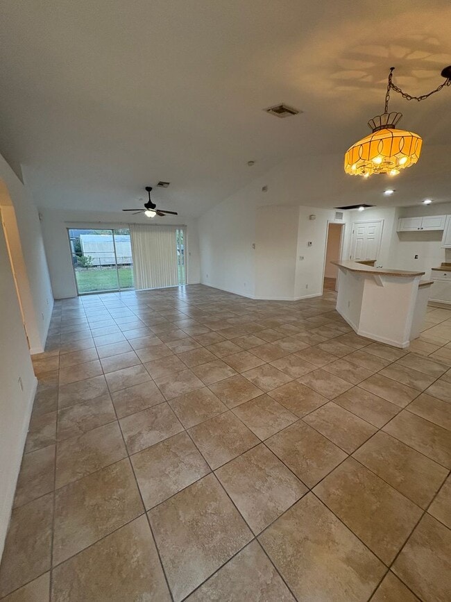 Building Photo - Charming Single-Family Home for Rent in Lehigh Acres