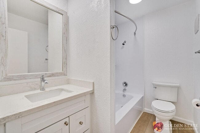 Building Photo - Updated 1 Bedroom Condo with Oversized Private Patio in Prime Mountain View Location