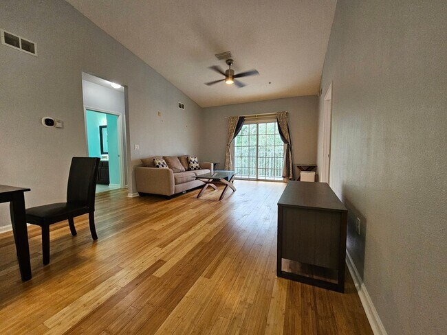 Building Photo - Top floor 3/2 unit in the gated Summer Key...
