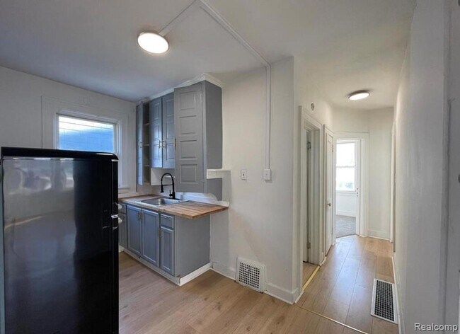 Building Photo - 3548 St Clair St