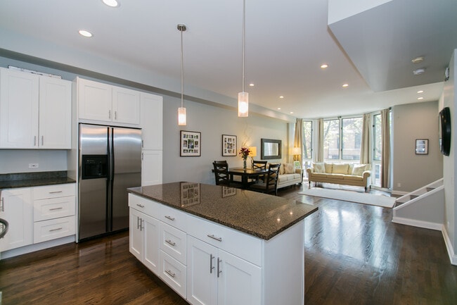 Building Photo - 2005 N Hoyne Ave