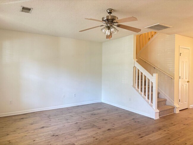 Building Photo - Available now. Great 2 BR/2.5 BA Townhome in Oak Bluff!