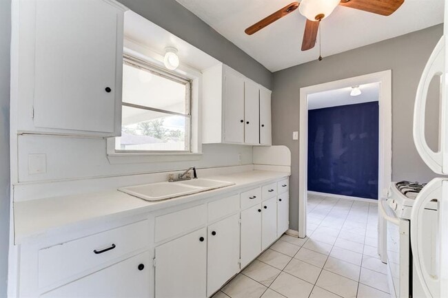 Building Photo - 8623 Norton Dr