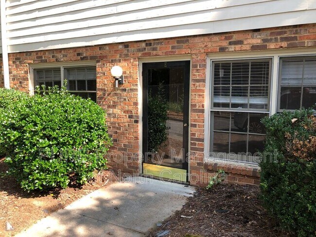 Building Photo - 2804 Carriage Dr
