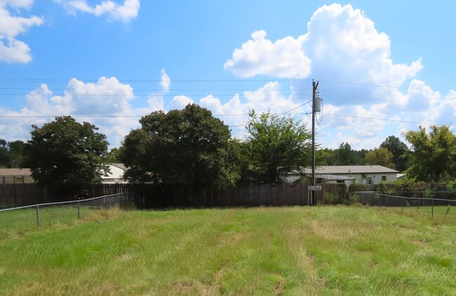 Building Photo - Lindale ISD! Beautiful 3 Bedroom, 2 Bath D...