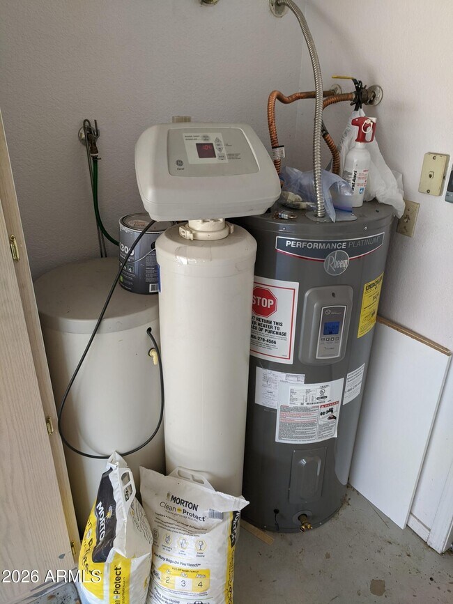 Building Photo - 1321 N Jamaica Way