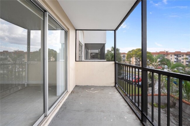 Building Photo - 4164 Inverrary Dr