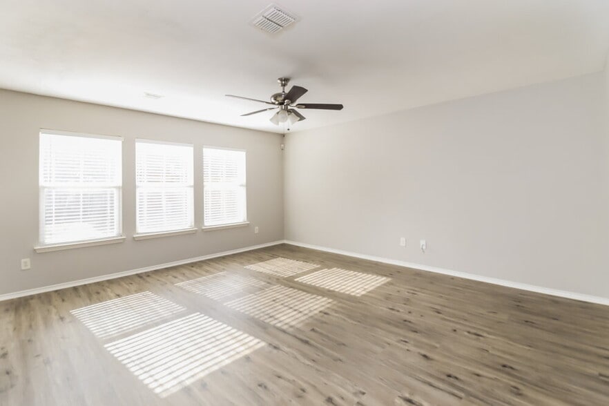 Building Photo - 4649 Sea Ridge Dr