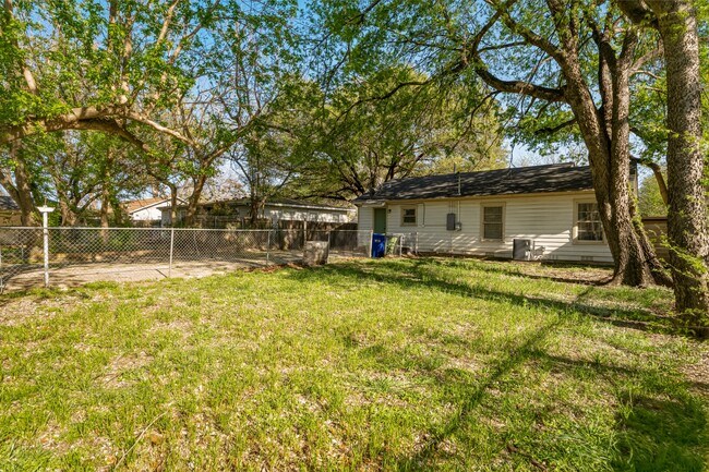 Building Photo - 3921 Maple Ave