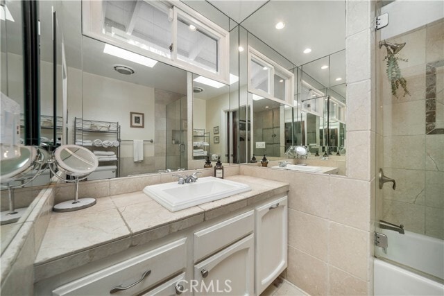 Building Photo - 4571 Canoga Dr