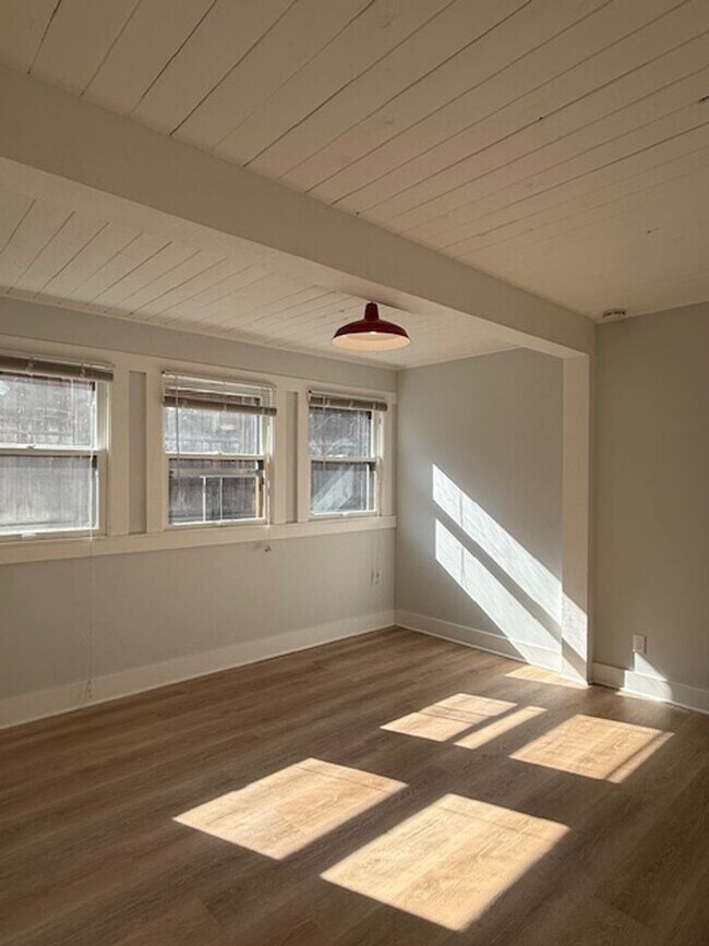 Building Photo - Updated ground floor unit in vintage duple...