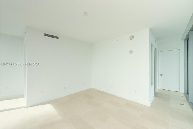 Building Photo - 700 NE 26th Terrace