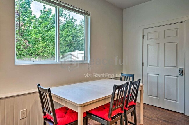 Building Photo - 462 E Haven Ave