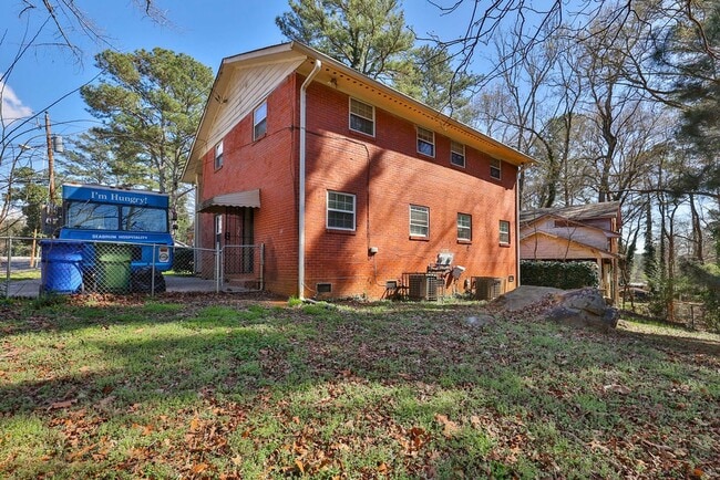 Building Photo - Newly Renovated Duplex