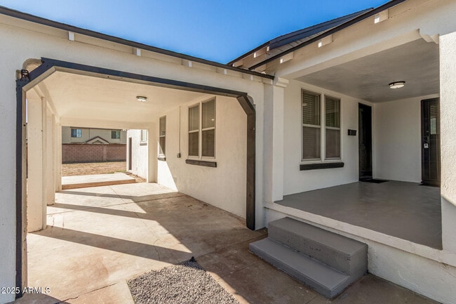 Building Photo - 423 E Crescent Ave