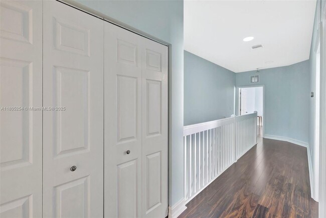 Building Photo - 853 SW 11th Ct