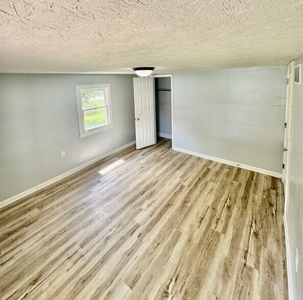 Building Photo - 102 Crabtree Dr