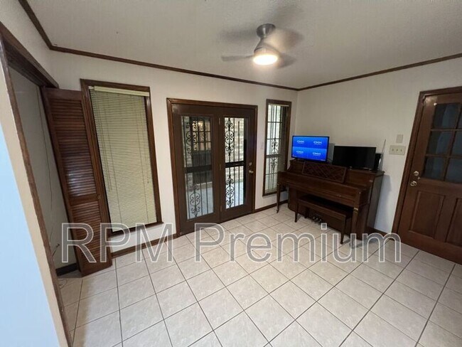 Building Photo - 13936 Cayuga Dr