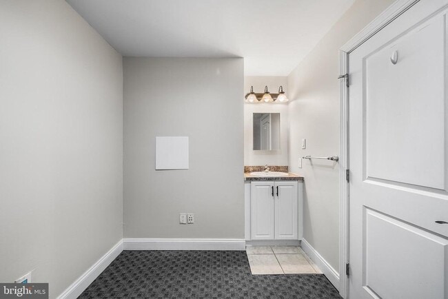 Building Photo - 619 S 42nd St