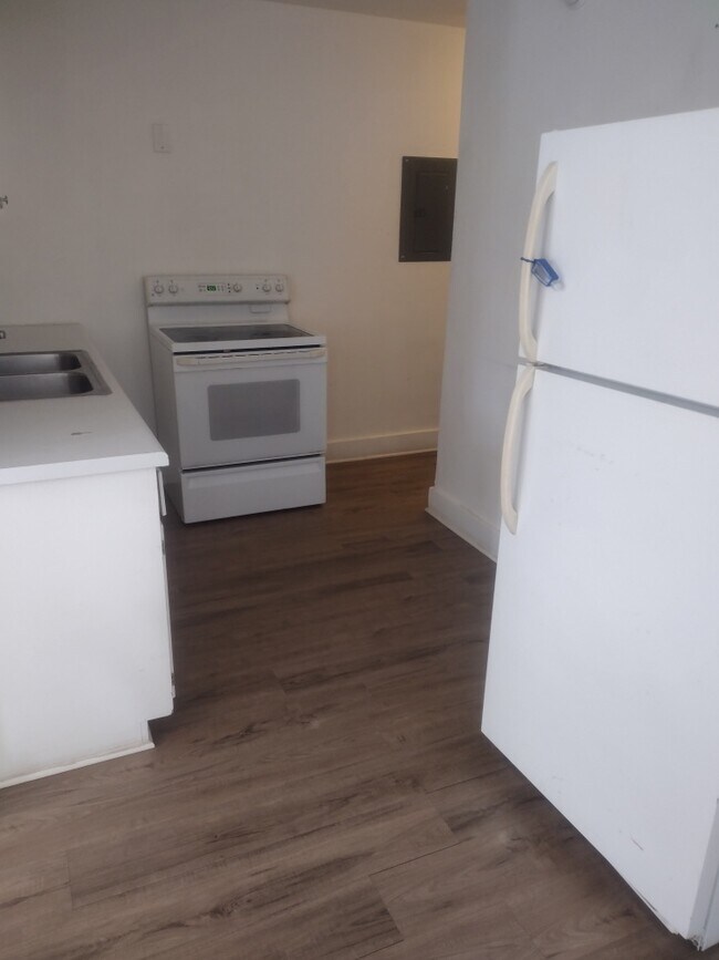 Building Photo - 700 E 11th Ave