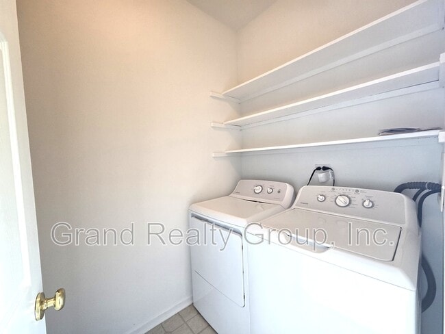 Building Photo - 652 S Rosehall Ln