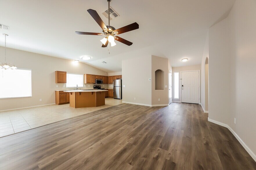 Building Photo - 2128 E Danbury Rd