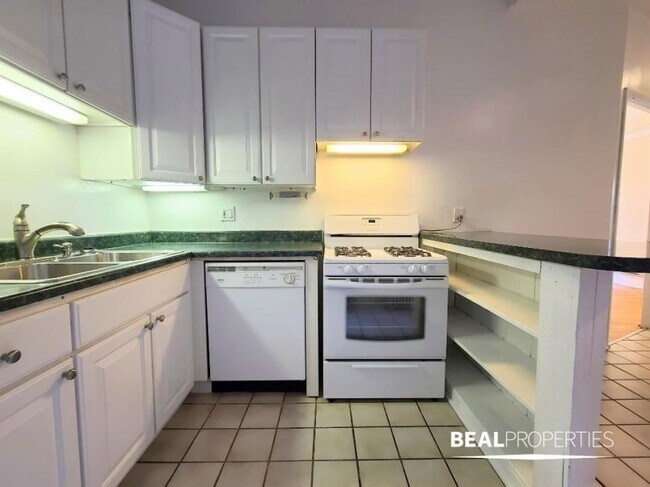 Building Photo - 2 bedroom in CHICAGO IL 60610