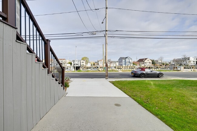 Building Photo - 1017 California Pl S