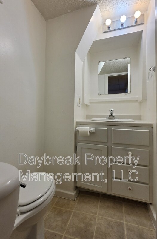 Building Photo - 912 9th St N