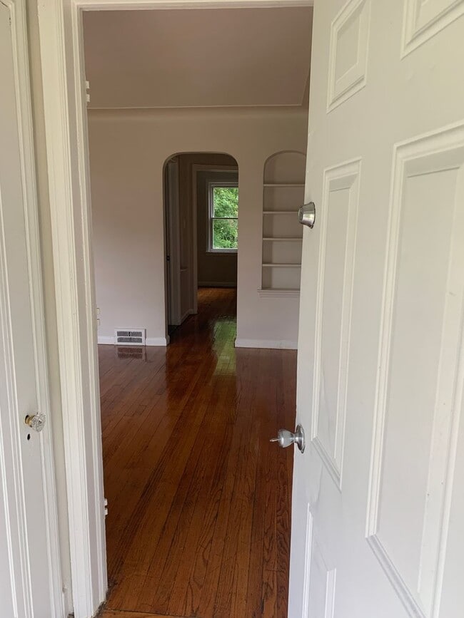 Building Photo - 2 bed 1.5 bath SFH Now Available!