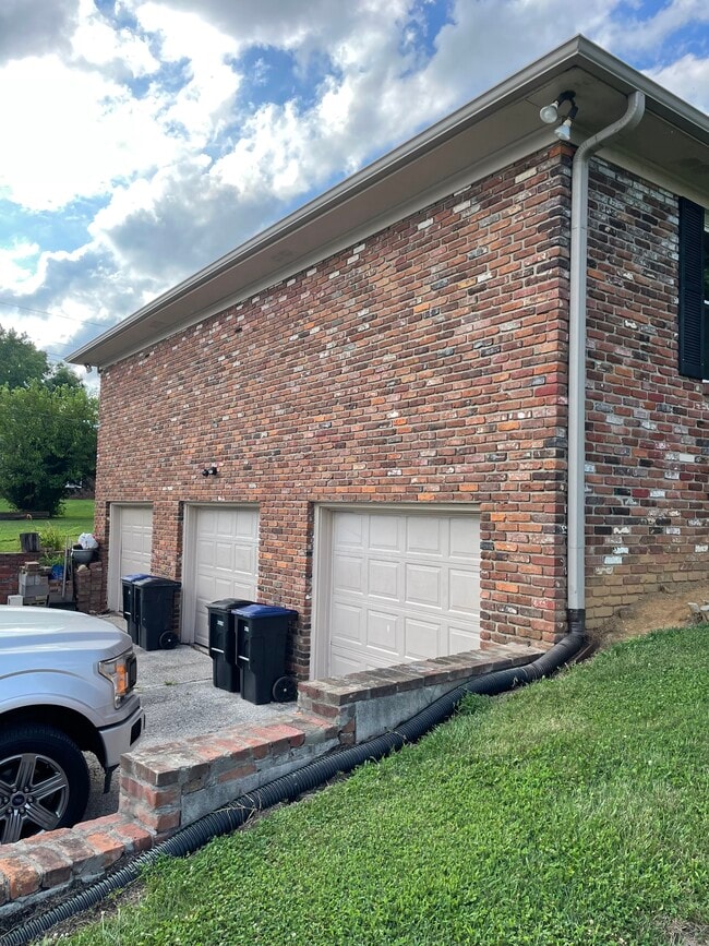 Building Photo - 400 Schenkel Ln