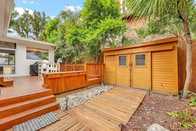 Building Photo - Furnished Off-Season 3bd/2ba Coastal Retreat with Screened Porch & Private Parking