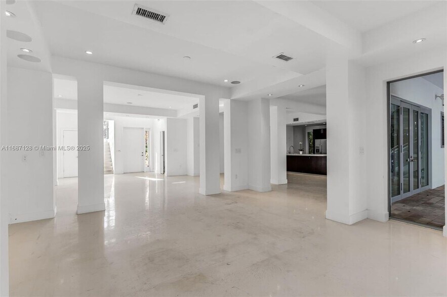 Building Photo - 5625 N Bay Rd