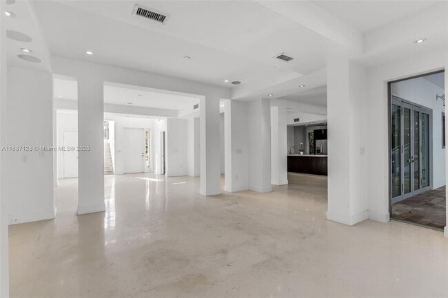 Building Photo - 5625 N Bay Rd