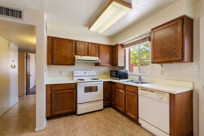 Building Photo - Charming Townhome near UA