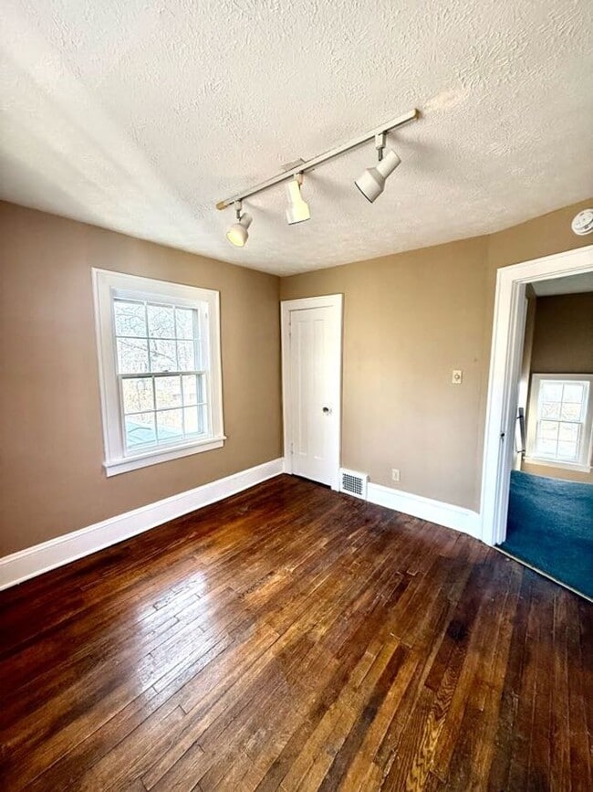 Building Photo - Westmoreland Duplex One