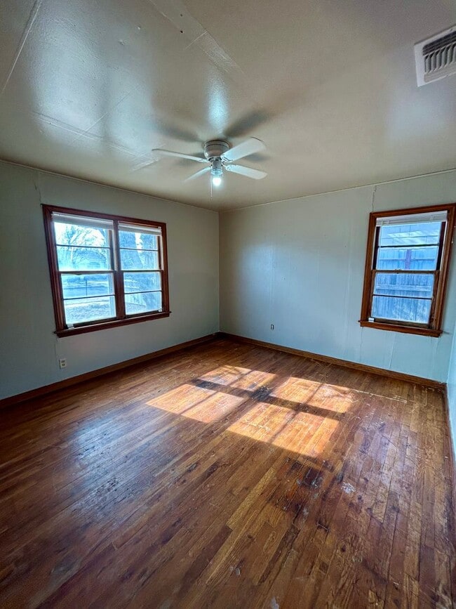 Building Photo - 3 bed 1 bath now available in Arnet Benson