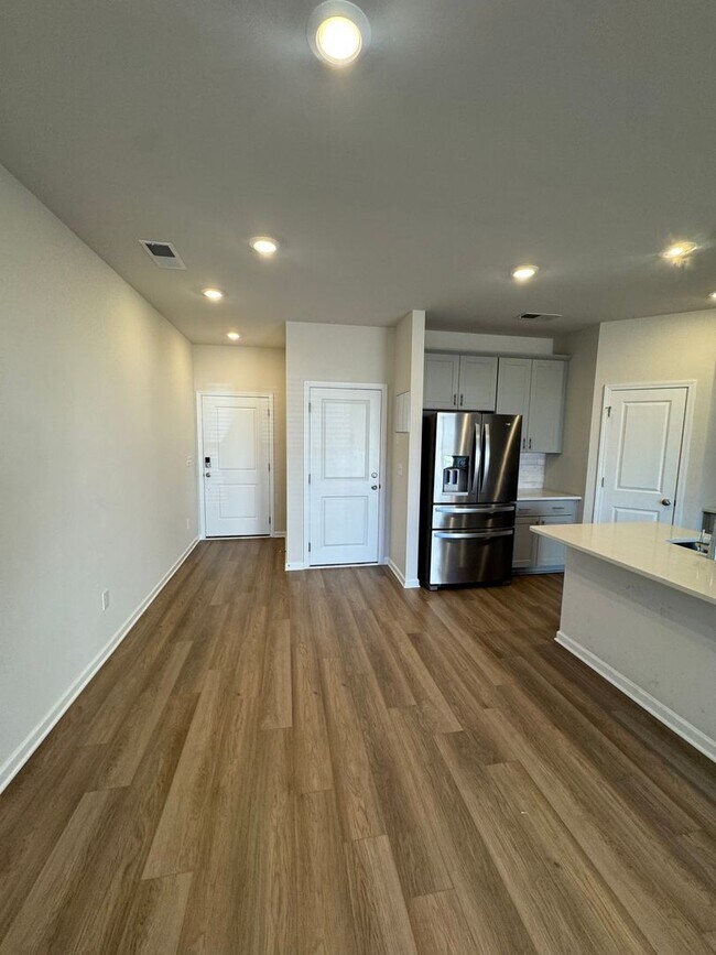 Building Photo - Beautiful 3BR 2.5 Townhouse w/ 2-Car Garage •  EV Plug • Quartz Island • End Unit in Charlotte