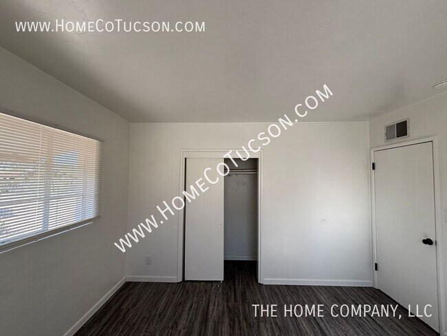 Building Photo - 833 W Jacinto St