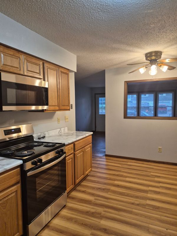 Building Photo - 1205 Parkview Dr