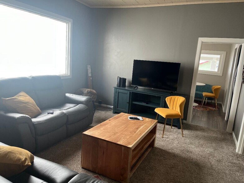 Building Photo - 406 W Daly St