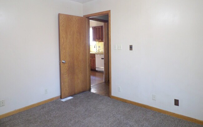 Building Photo - 3 Bedrooms | 2 Bathrooms Near UofM