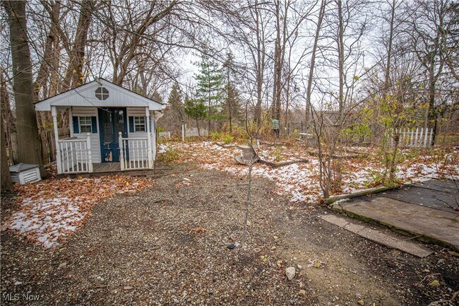 Building Photo - 483 Bank St