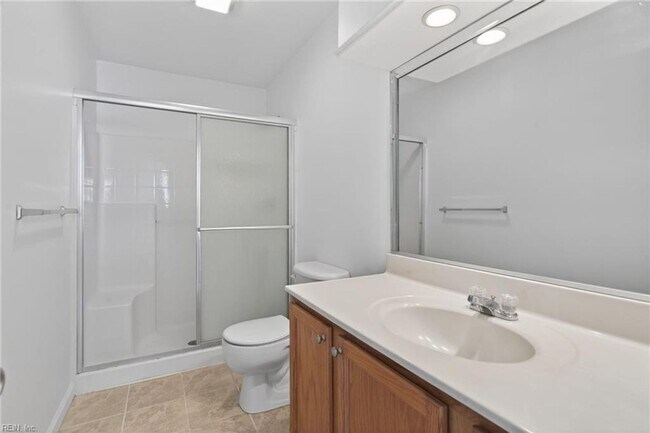 Building Photo - Immaculate Townhome in Camellia Gardens!